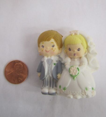 Vintage 1.75" WEDDING CAKE BRIDE GROOM TOPPER Unknown Brand Precious Mini Figure - Afbeelding 1 van 2