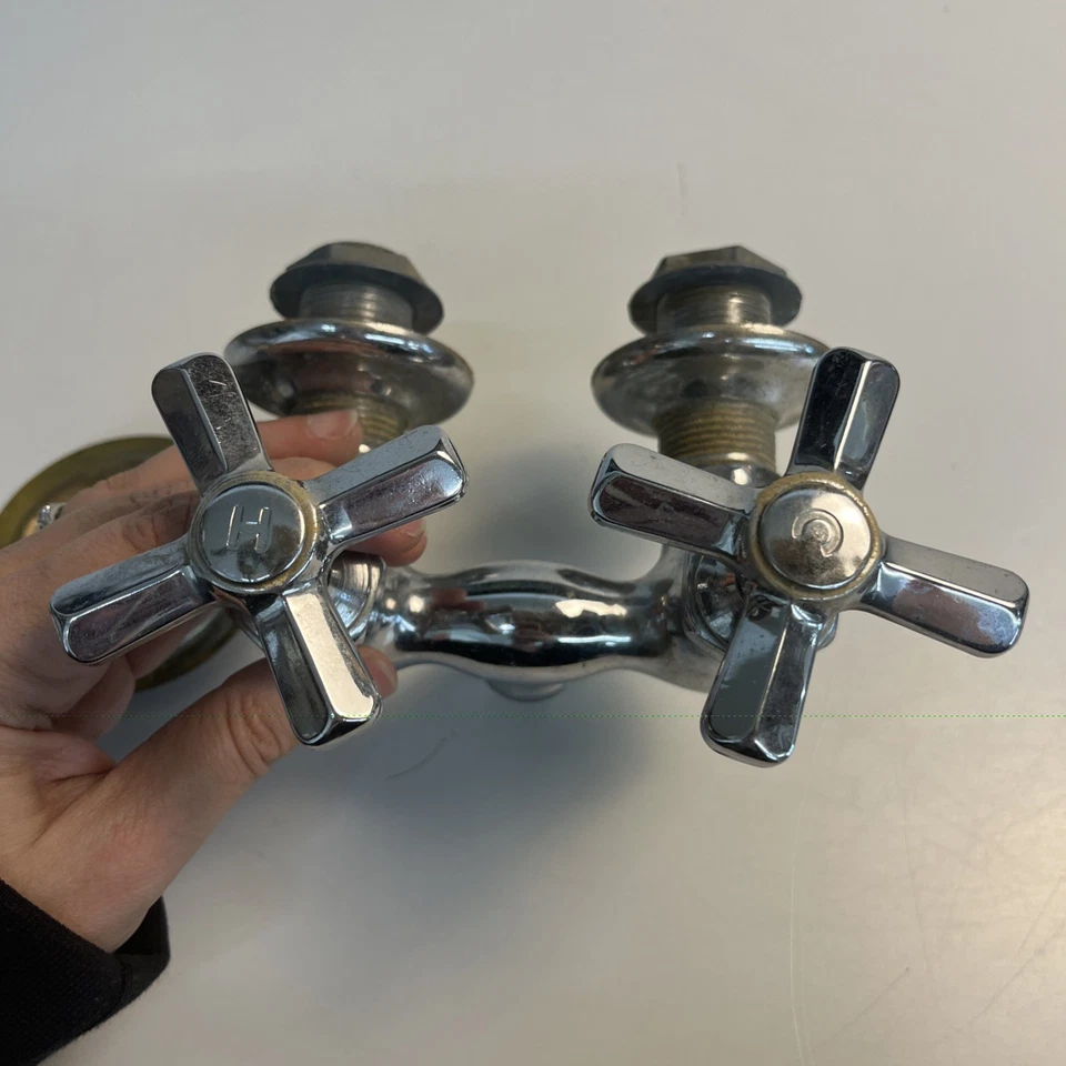 Grifo de fregadero de montaje en pared vintage Sterling Faucet Co manijas cruzadas cromadas Foto 3 de 4