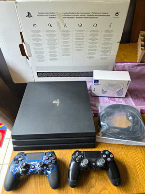 Sony PlayStation 4 Pro 1TB Konsole Schwarz PAL CUH-7116B mit 2 Controllern