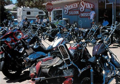 Ansichtskarte_ MOTORRÄDER, DIE KUNST DER HARLEY, KAPUTTE SPEICHENLIMOUSINE