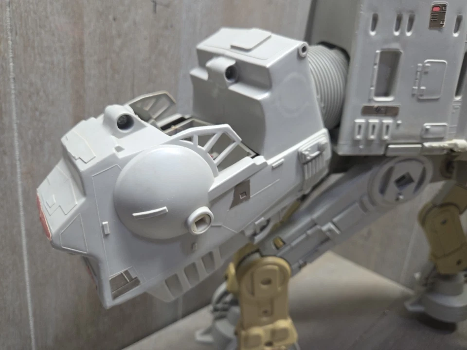 Juguete de colección AT-AT Star Wars como faltan piezas. Foto 3 de 4