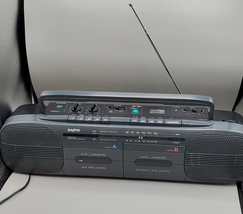 Vintage 1988 Sanyo M W707 Radio  Dual Cassette Stereo Boombox. Read Description