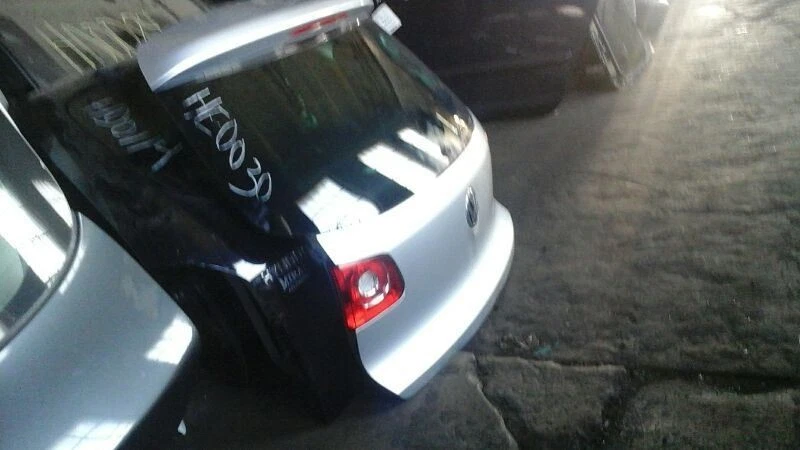 Alerón portón trasero Volkswagen Tiguan 09-11 sin cámara  Foto 2 de 4