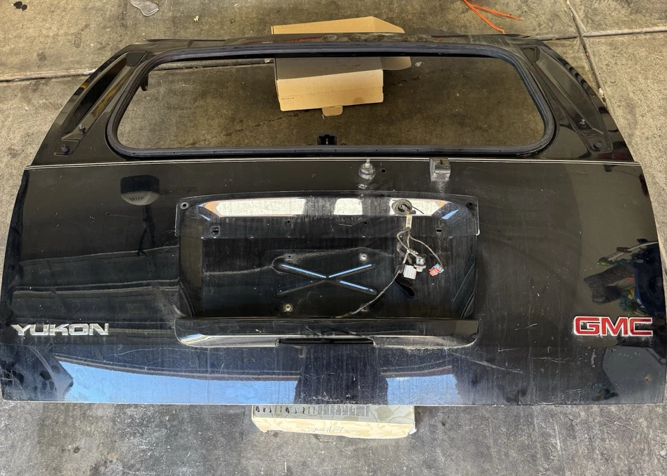 GMC Yukon 2013 puerta levadiza con alerón trasero tercera luz de freno Foto 3 de 4