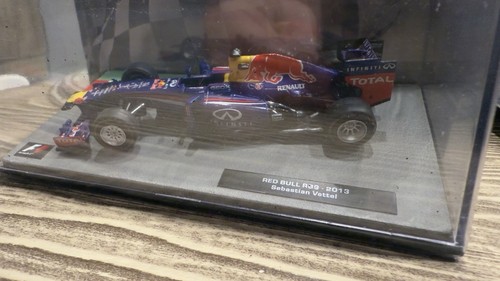 FORMULA 1 F1 AUTO COLLECTION SCALA 1/43 - Red Bull RB9- S. Vettel 2013 - Foto 2 di 3