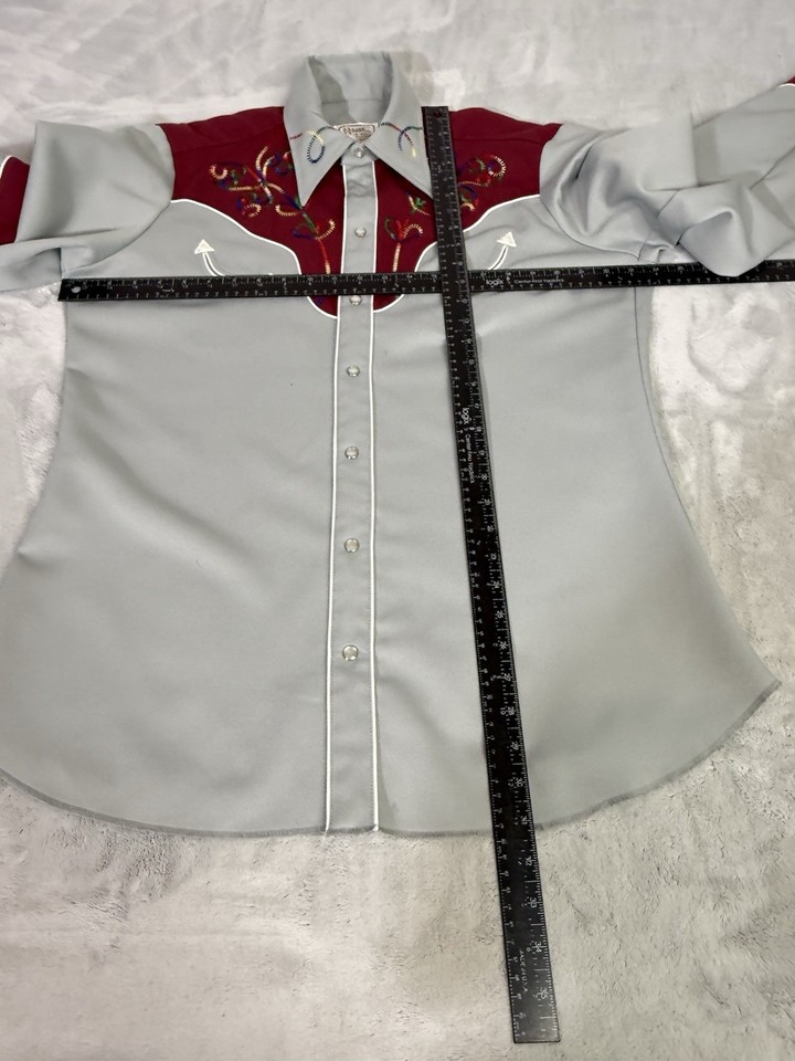 Vintage des années 1950 H Bar C en gabardine de rayonne douce brodée Western Wear Pearl Snap Shirt en jaune doux avec broderie multicolore - Canada