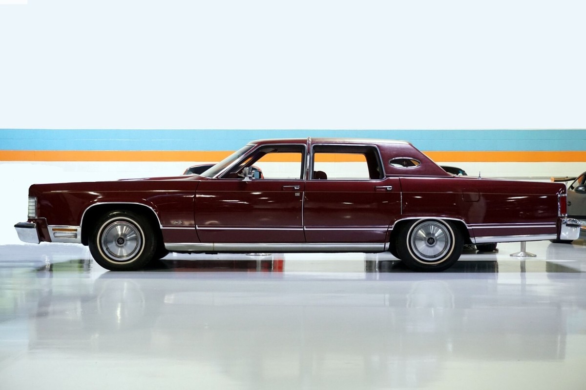 1978 Lincoln Continental Town Car (Burgundy-Side) POSTER 24 X 36