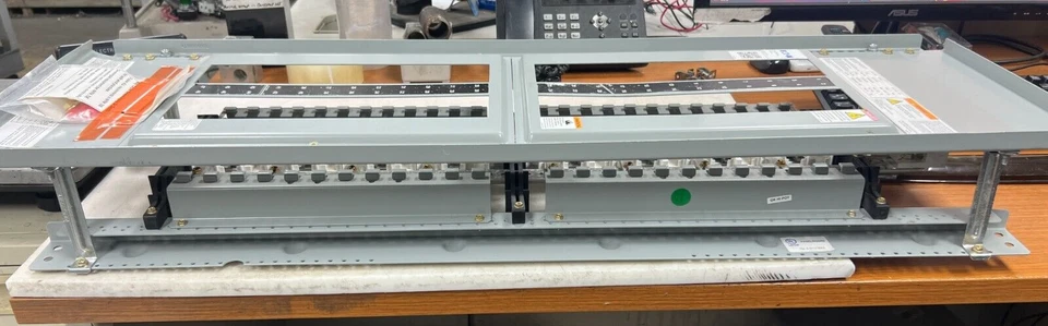 👀 NEW EATON 225 AMP MAIN LUG PANELBOARD INSERT 208Y/120 VAC 3Ø 48 CIRCUIT PRL1A - Image 2 of 4