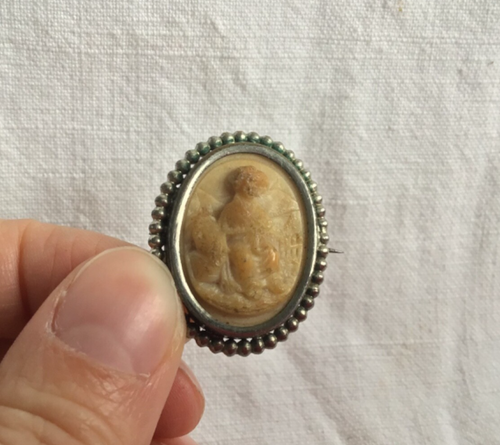 Broche Camée Ancien XIXe Siècle En Lave - Scène Féminine Avec Perles, Bijou Vintage