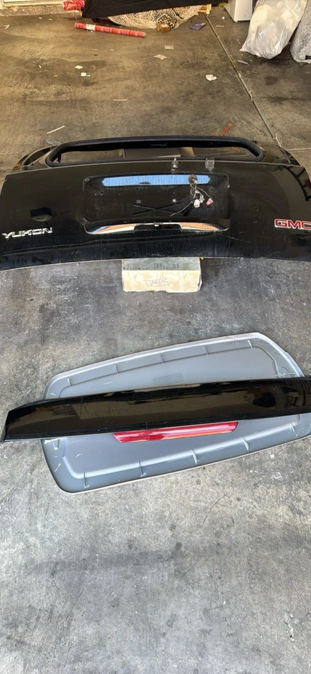 GMC Yukon 2013 puerta levadiza con alerón trasero tercera luz de freno Foto 2 de 4