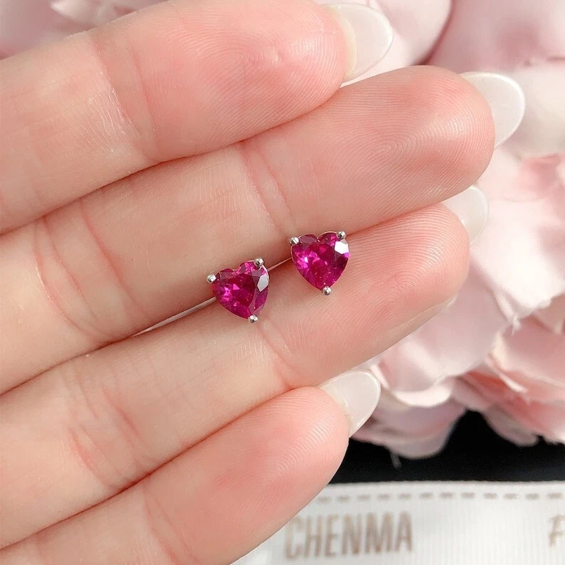 Pendiente de compromiso de oro blanco de 14 k con corte de corazón de 8x8 mm Foto 2 de 4