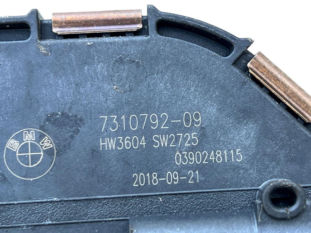 BMW i8 2014-2019 Front Windshield wiper assembly