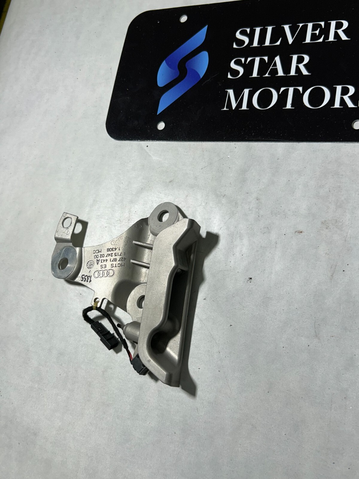 Audi R8 2008-2012 2014-2016 Front Left Soft Top Closing Element 427871443A 