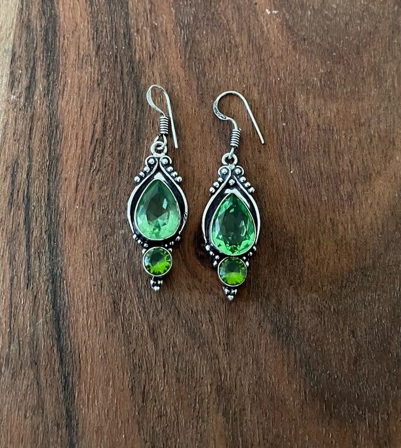 Серьги с гранеными кристаллами перидотом — покрытие серебром 925 пробы — совершенно новые - Изображение 2 из 3