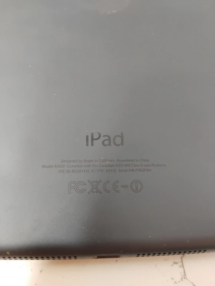 Apple iPad 1st Gen. 32GB, Wi-Fi, 9.7in - Black - Image 3 of 4