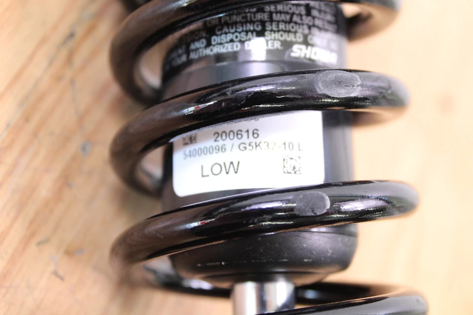 Amortecedores traseiros esquerdo e direito Harley Davidson Flhx Street Glide 2007 - Imagem 2 de 4