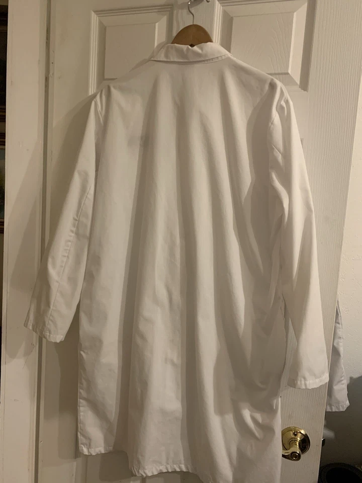 Lab Coat - BROWARD COLLEGE - size Large- LONG SLEEVE. - Image 3 of 4