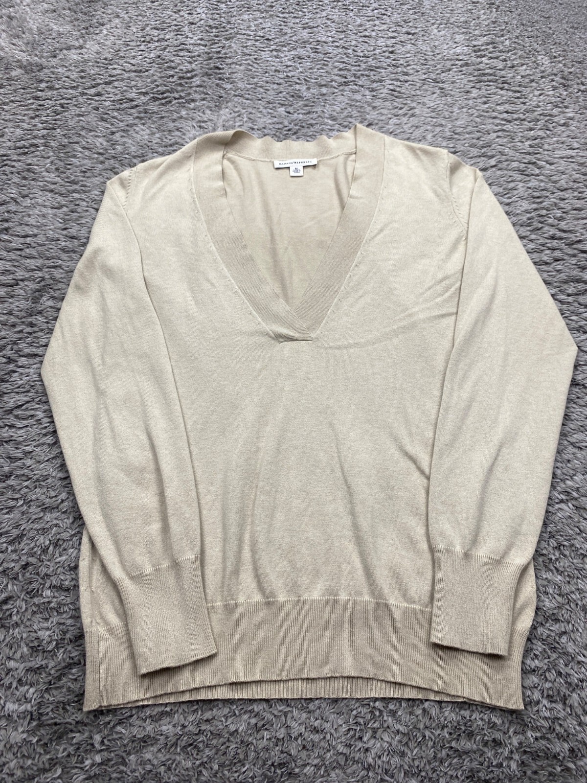 Banana Republic Women’s Medium Beige Cashmere Silk Wool V-Neck Sweater Pullover