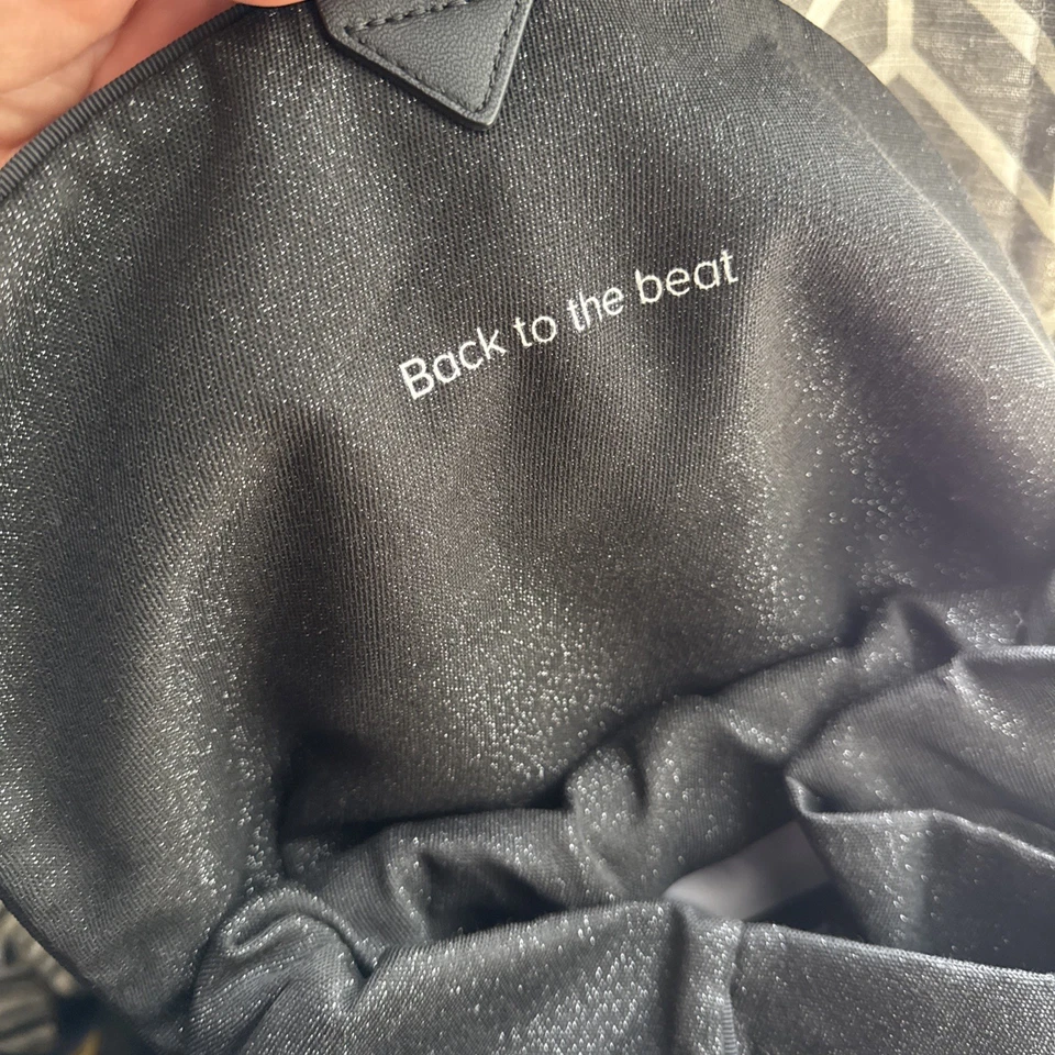 Mochila Ivivva by Lululemon Where to Next en negro brillo Foto 2 de 4