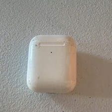 Apple AirPods Wireless Bluetooth In-Ear Earbud Headphones White w/ Charging Case