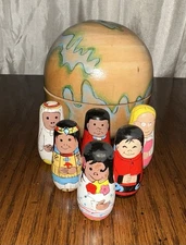 Vintage Nesting WOOD BALL GLOBE 4” w/ 6 ~ 2” WOOD DOLLS OF THE WORLD INSIDE EUC