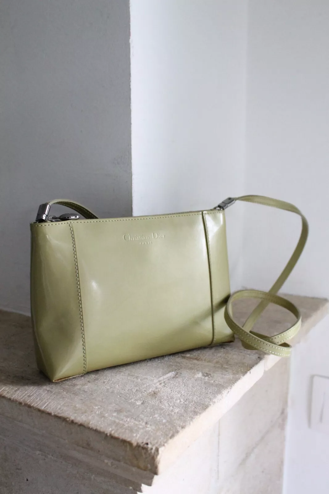Dior sac à main en cuir verni vert   beige