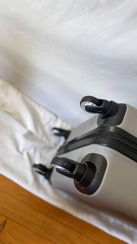 New CALVIN KLEIN Gray Carry On Hardcase Luggage 20" Spinner Lightweight Suitcase - Image 4 of 4