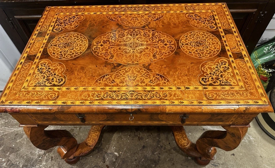 Escritorio antiguo Estate William And Mary con incrustaciones de algas con un cajón Foto 2 de 4