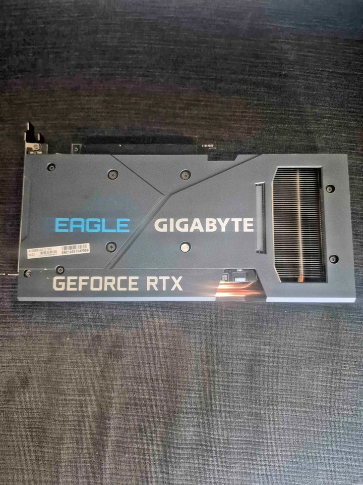 Tarjeta de gráficos GIGABYTE GeForce RTX 3060 Eagle OC 12G (REV2.0), 2x ventiladores WINDFORCE Foto 2 de 4