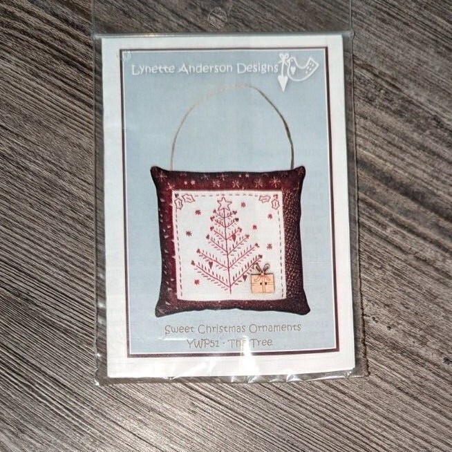 Lynette Anderson Designs YWP51 Sweet Christmas Ornaments Tree pattern w/ button