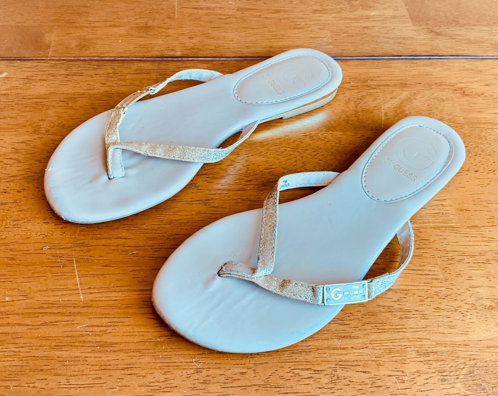 PANTOFOLA D’ORO Sandali piatti G By Guess donna perizoma pantofole slip on oro comfort taglia 7M