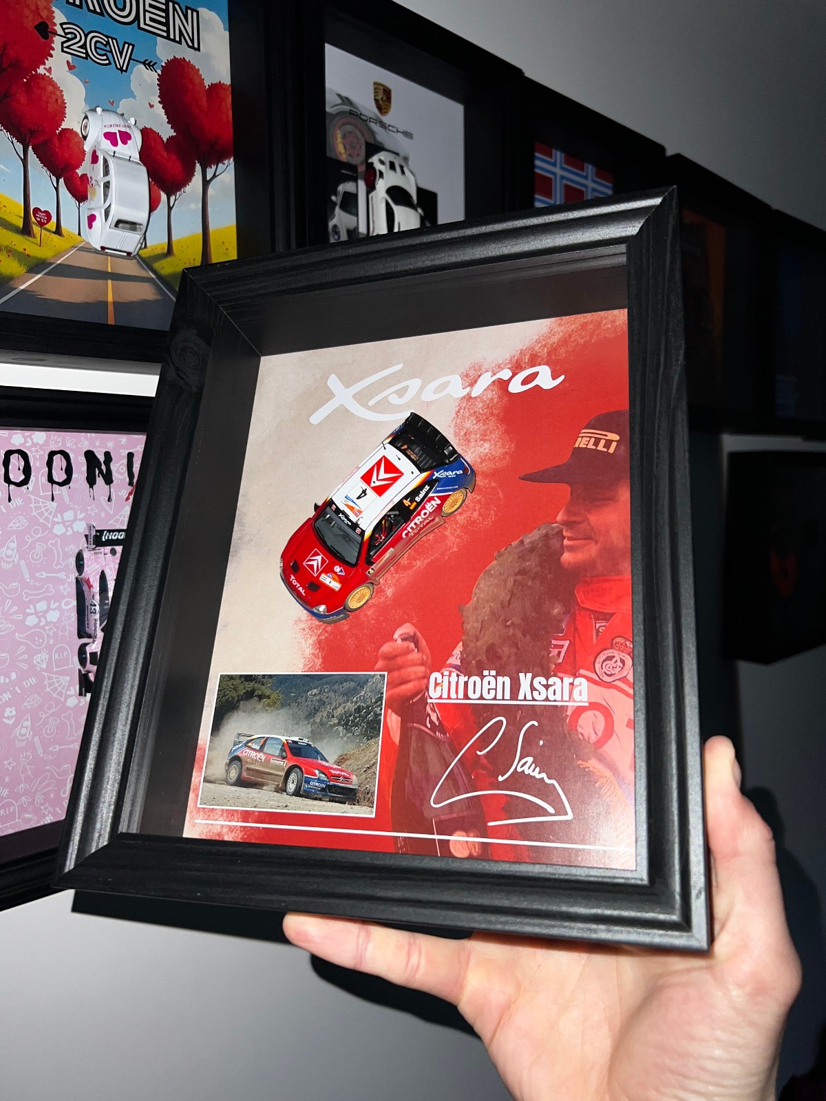 Cadre d'exception Citroën Xsara WRC Carlos Sainz échelle 1/43 en bois noir et verre de protection