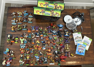 ENORME LOTE DE MÁS DE 80 FIGURAS SKYLANDER PORTALES JUEGOS (USADOS/PROBADOS Y FUNCIONANDO.)