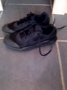black nike trainers 4