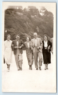 POSTKARTE SPAZIERBILD FOTO - UNBEKANNTER ORT - PERSONENGRUPPE