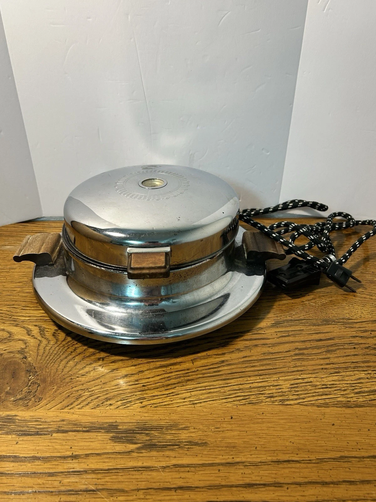 Vintage Made-Rite Electric Waffle Maker Iron Model 2212 Chrome Wood Handle WORKS