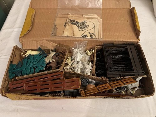 Vtg  Marx Western Ranch Set Plastic Furniture Figures Accessories Box