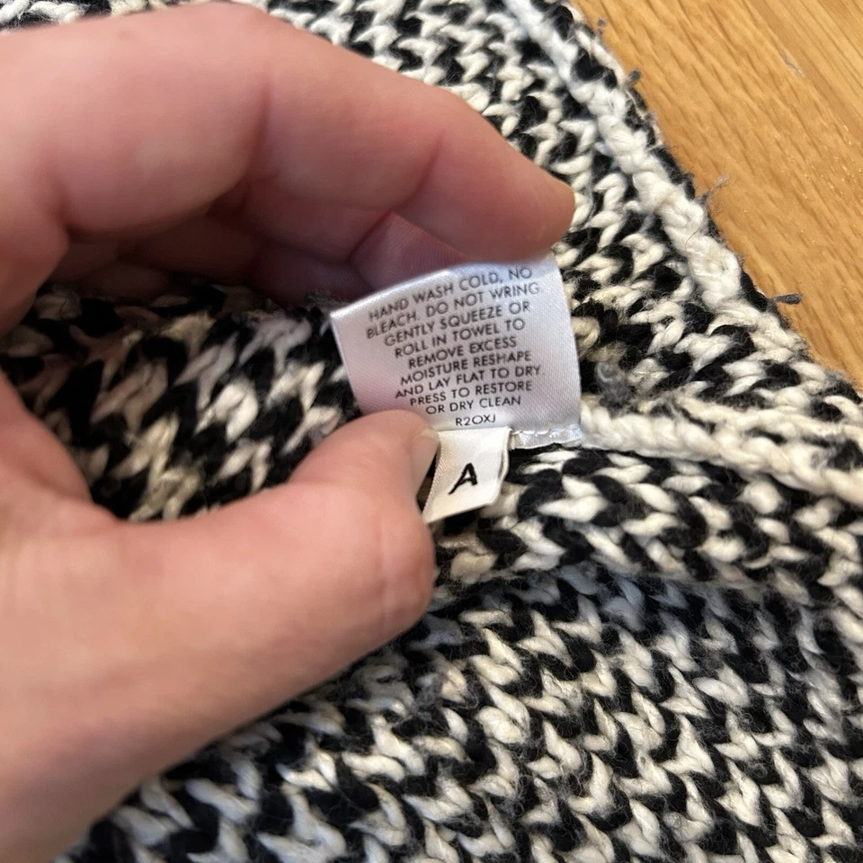 Cárdigan Eileen Fisher de algodón orgánico blanco y negro con botones a presión torcidos Foto 4 de 4