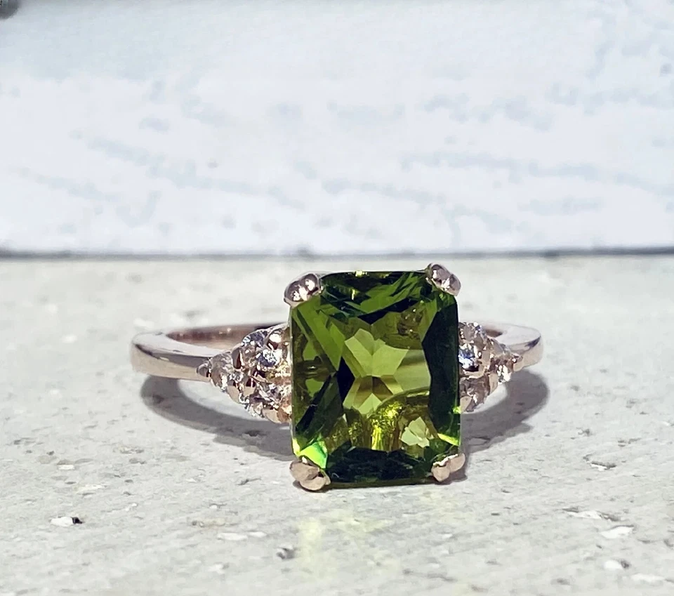 Anillo de compromiso de diamantes de peridoto natural talla esmeralda de 6,30 quilates de oro blanco macizo de 14 quilates Foto 4 de 4
