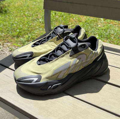adidas Yeezy Boost 700 MNVN Herren Sneaker Gelb/Schwarz EU 43 1/3