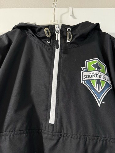Seattle Sounders schwarze wetterfeste Kapuzenjacke für Herren 1/4 Reißverschlusstasche vorne Lg - Bild 3 von 9
