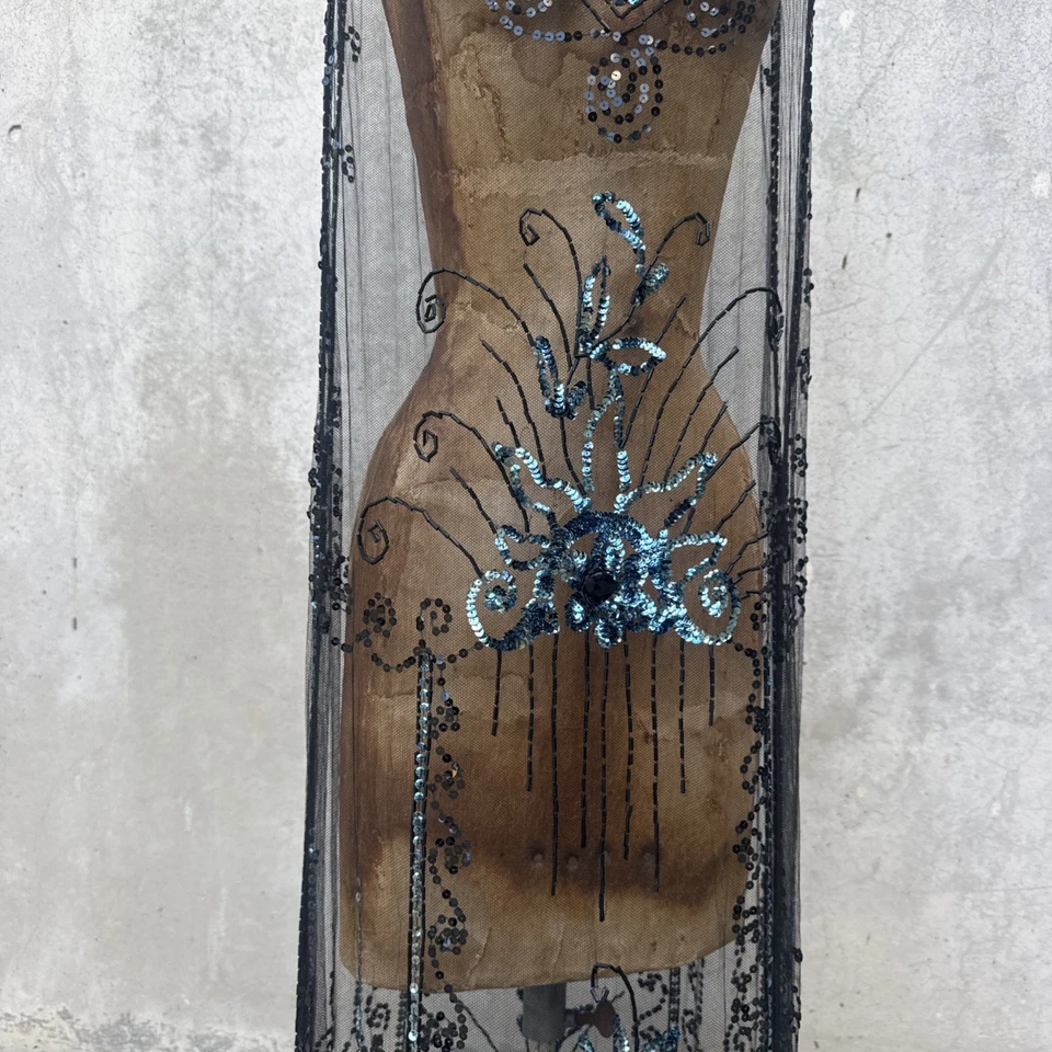 Antiguo vestido negro de lentejuelas y cuentas de red de los años 20 con flecos Maxi Deco ilusión vintage Foto 3 de 4