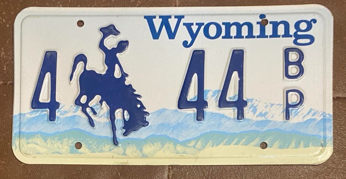 【新品】  2001年 year plate Wyoming 2001 SWEETWATER COUNTY GOOD NUMBER License Plate # 4 44 BP