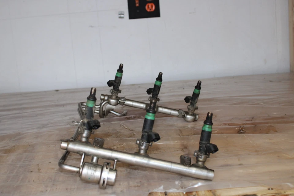 Топливная рейка с инжектором 2002 - 2005 Audi A4 - Изображение 4 из 4