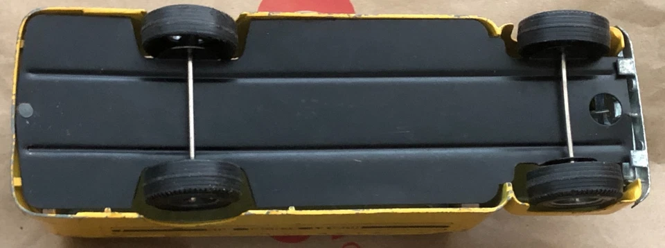 Autobús escolar Hubley de acero prensado #2 vintage de los años 60 - juguete de metal amarillo original Foto 3 de 4