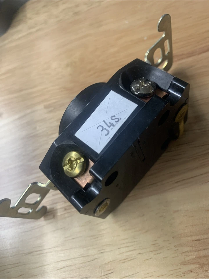 Legrand Pass & Seymour 4760 Turnlok Receptacle 15A 277VAC 2P 3W Grdg NEMA L7-15R - Image 3 of 4