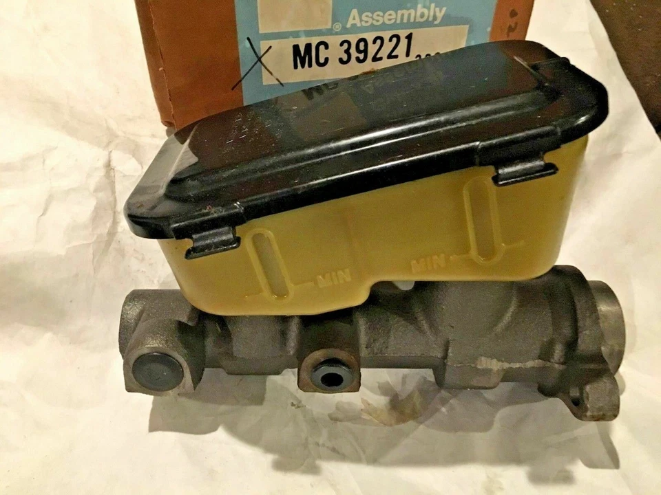 Pontiac Chevy GM 18006061 Master Cylinder MC 39221 - Image 2 of 3