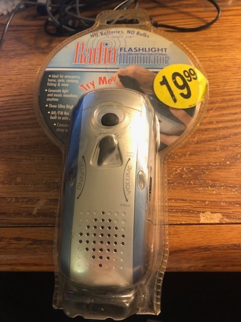 RADIO FLASHLIGHT ILLUMINATOR NO BATTERIES NO BULBS