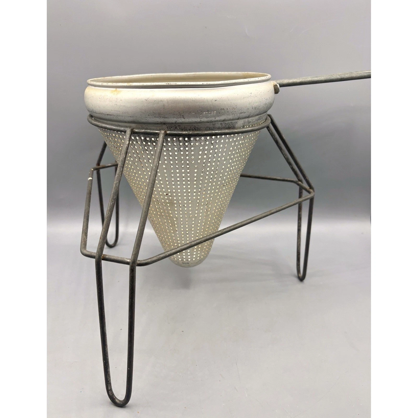 Vtg Aluminum Conical Strainer Sieve Food Mill Metal Tripod Stand Applesauce