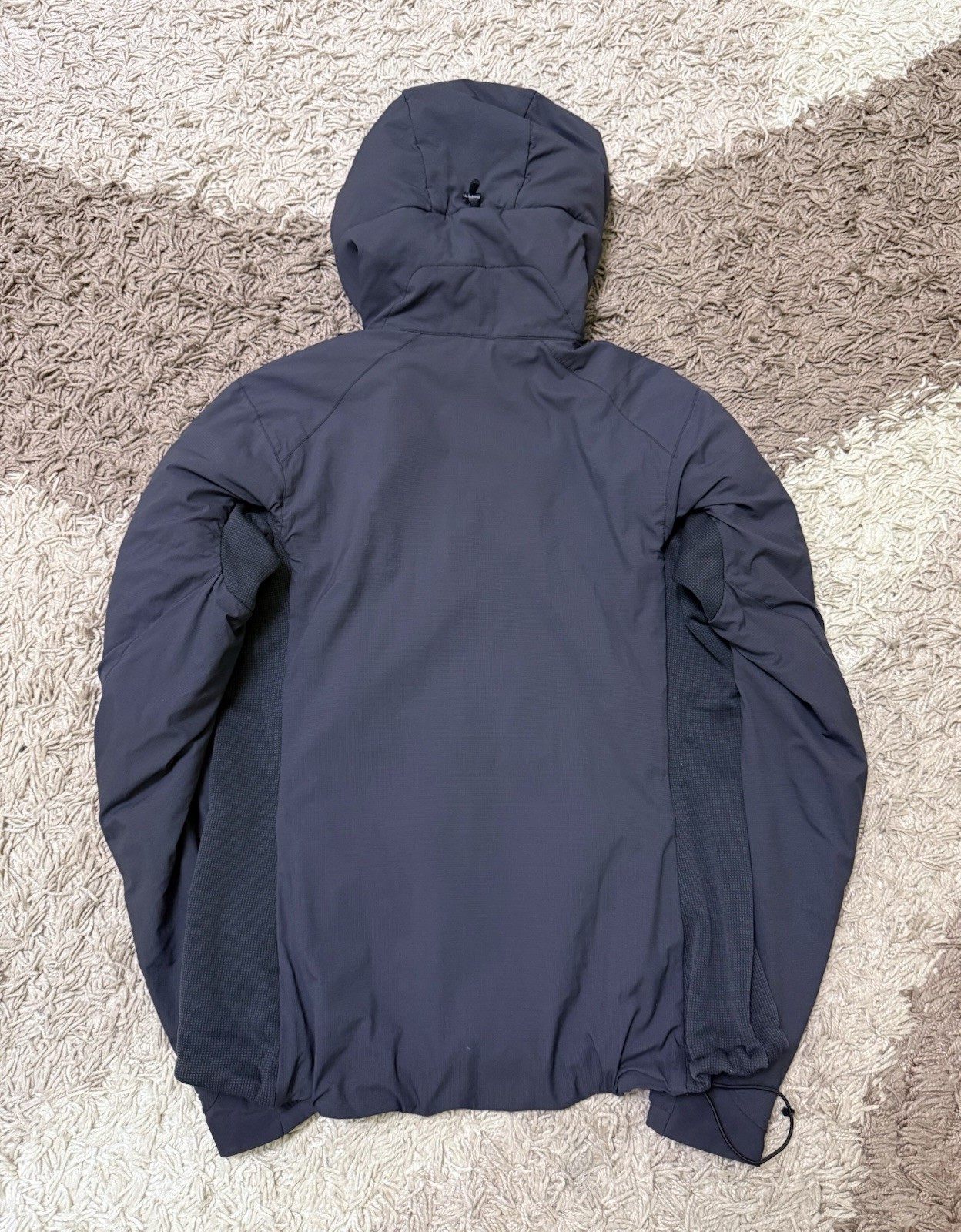 Arc'teryx Women's Atom LT Insulated Grey Hooded Jacket, Cozy Fit image 2